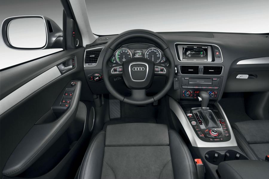 Торпедо Audi Q5 Hybrid Quattro (8R) 2011 года  (фото 17 из 40)